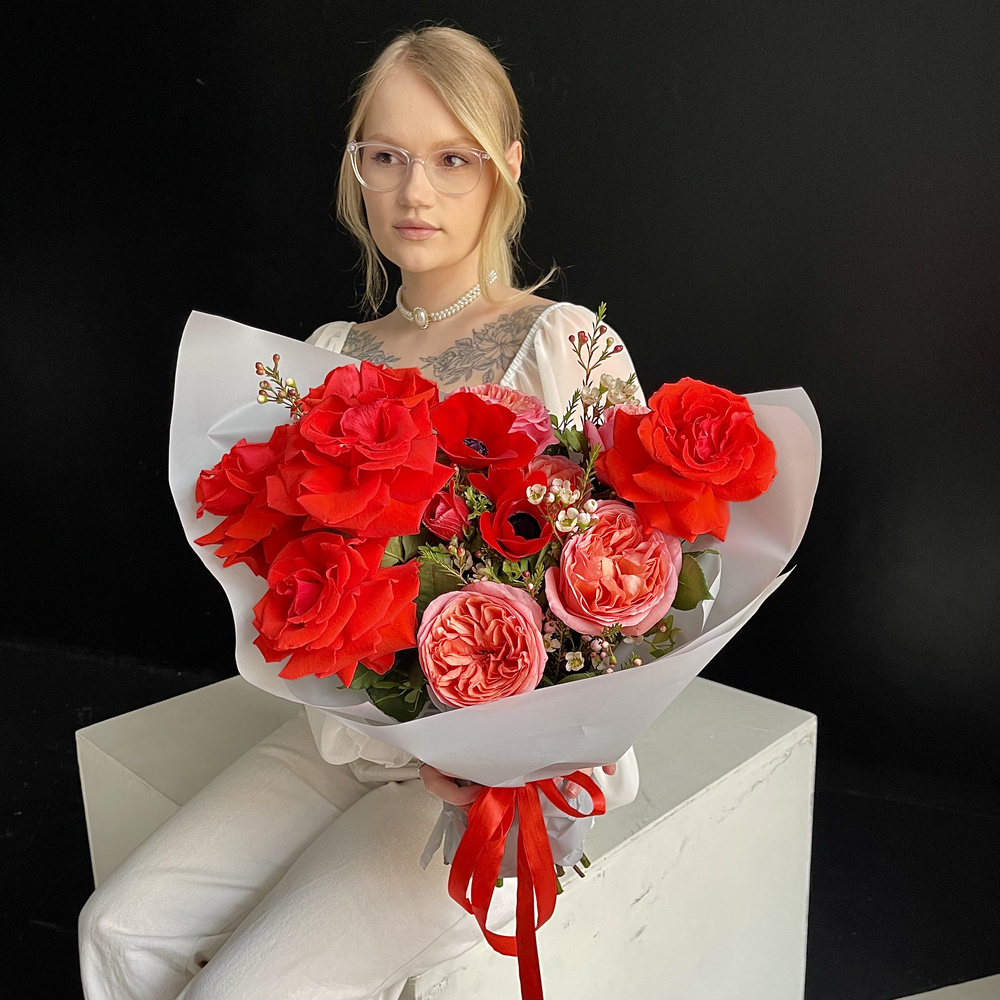 Сказочный Валентин: авторский букет в яркой гамме в Санкт-Петербурге