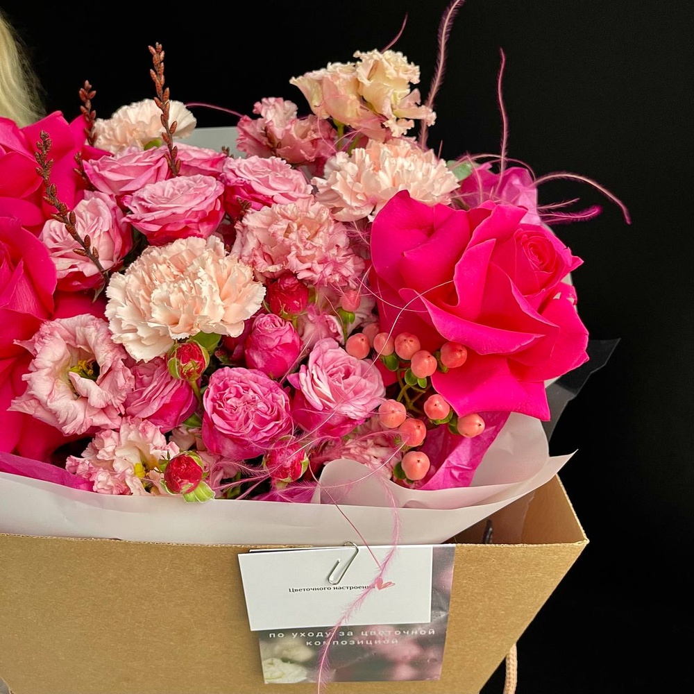 Букет любви: авторский букет в розовой гамме с аквабоксом и коробкой-переноской