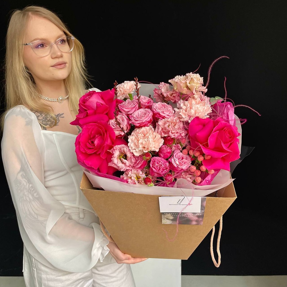 Букет любви: авторский букет в розовой гамме с аквабоксом и коробкой-переноской