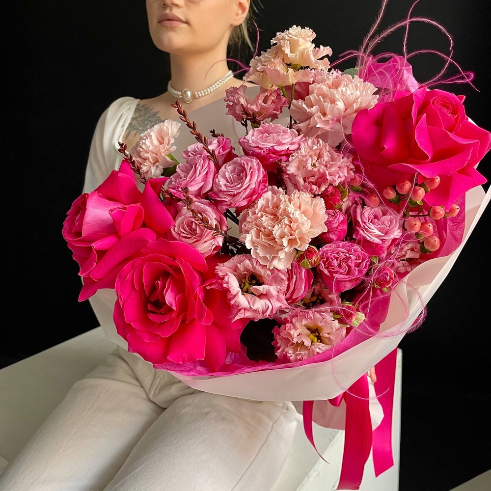 Букет любви: авторский букет в розовой гамме с аквабоксом и коробкой-переноской