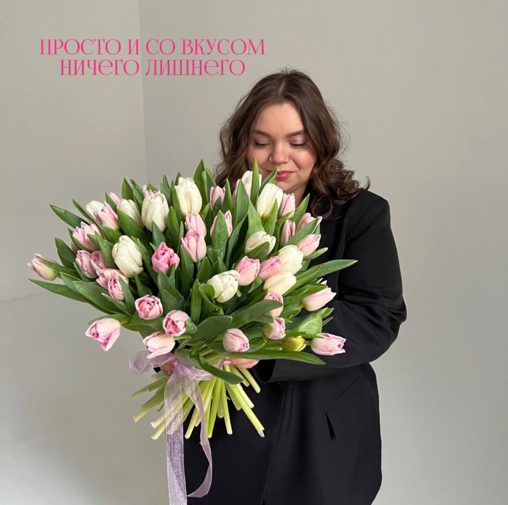 Микс 51 розового и белого тюльпана под ленту