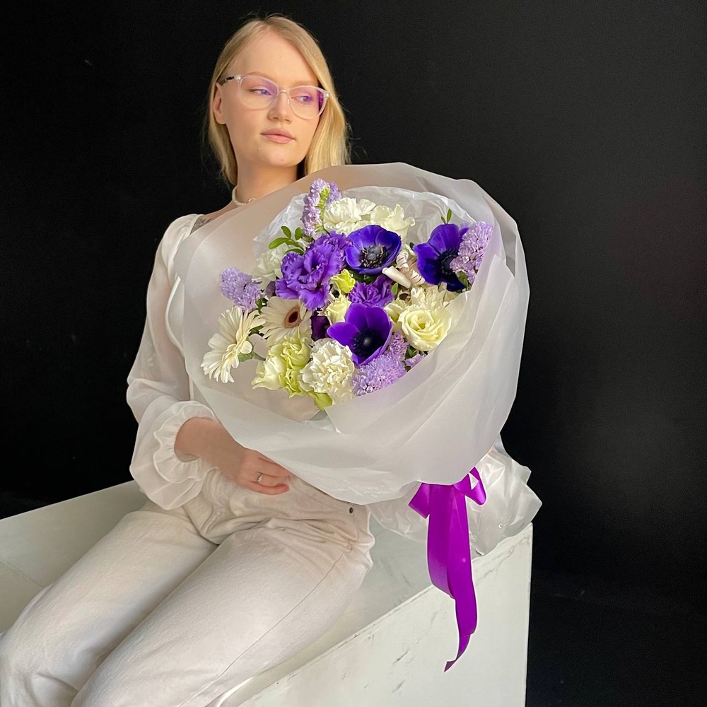 В ее глазах: авторский букет с синими анемонами