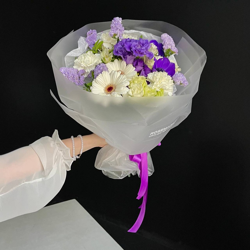 В ее глазах: авторский букет с синими анемонами