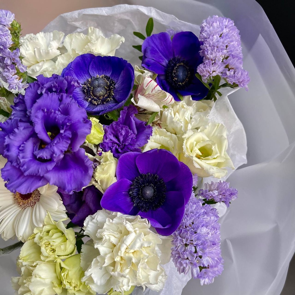 В ее глазах: авторский букет с синими анемонами