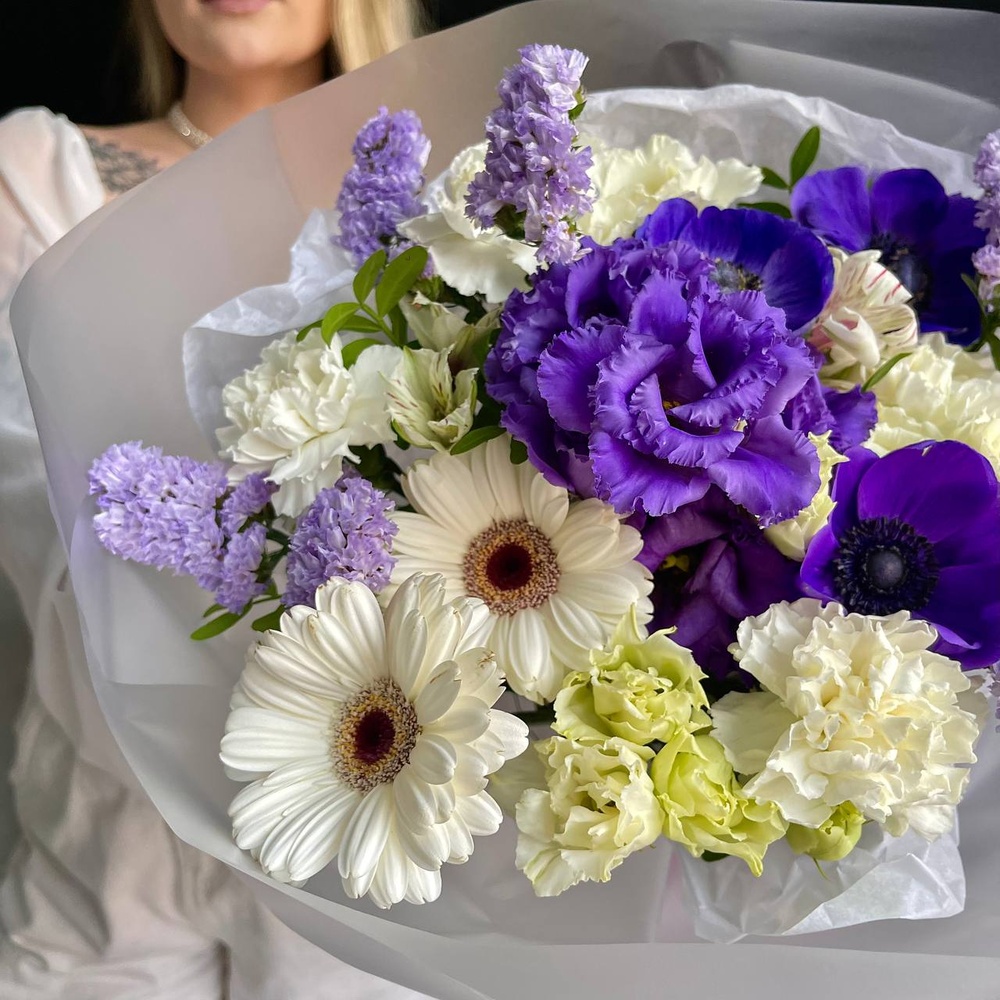 В ее глазах: авторский букет с синими анемонами