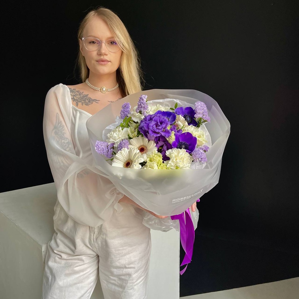 В ее глазах: авторский букет с синими анемонами