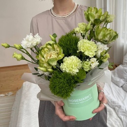 Букет «Немного о зеленом: роза Вегги, мятные диантусы и другие цветы» Букет «Немного о зеленом: роза Вегги, мятные диантусы и другие цветы»