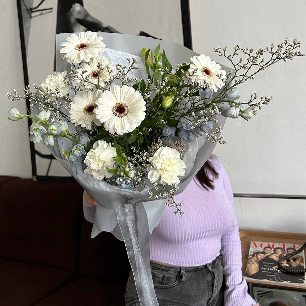 В тумане: небесный дельфиниум, лимониум и белые гермини