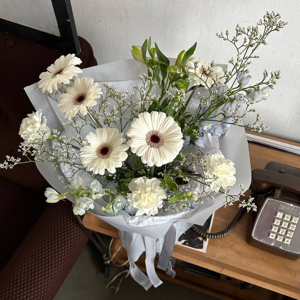 В тумане: небесный дельфиниум, лимониум и белые гермини