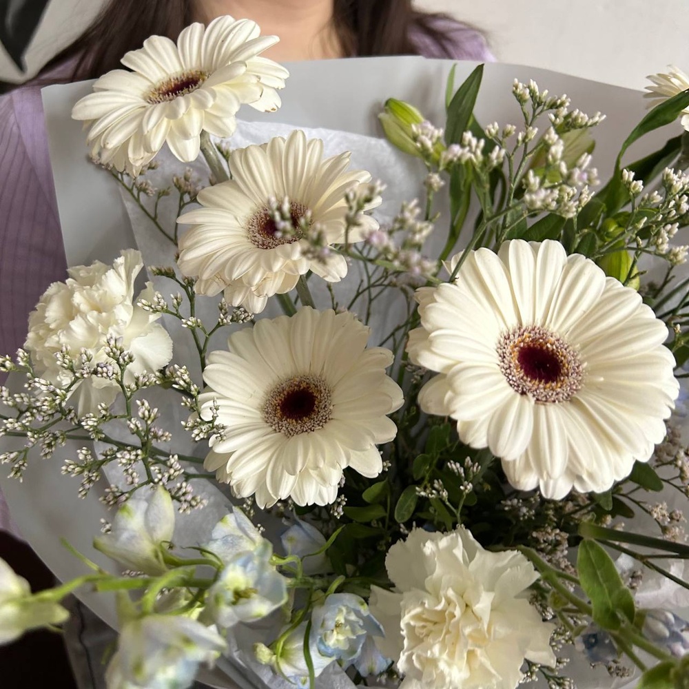 В тумане: небесный дельфиниум, лимониум и белые гермини