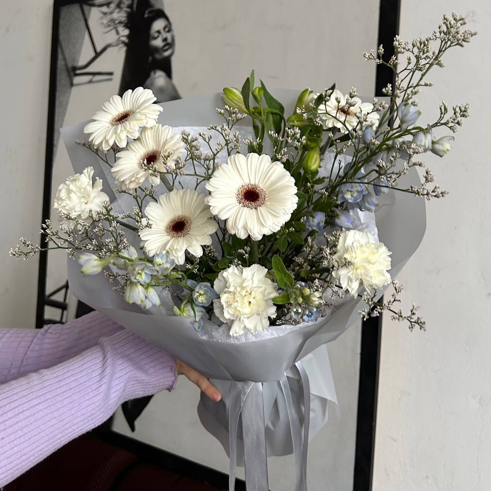 В тумане: небесный дельфиниум, лимониум и белые гермини