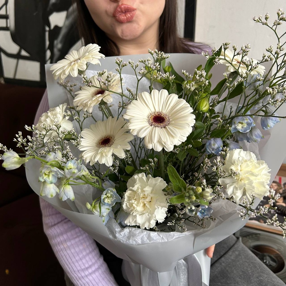 В тумане: небесный дельфиниум, лимониум и белые гермини