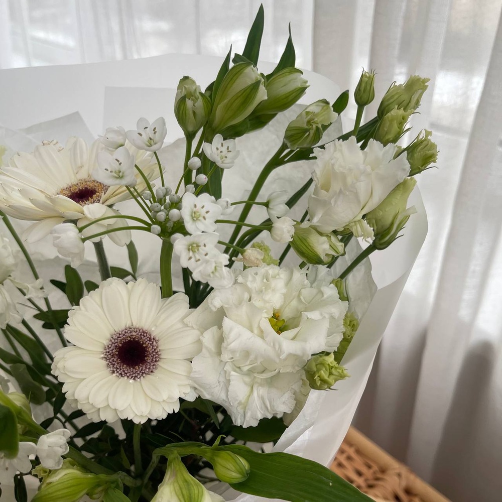 Записки юности: белоснежные гермини, аллиум и лизиантус