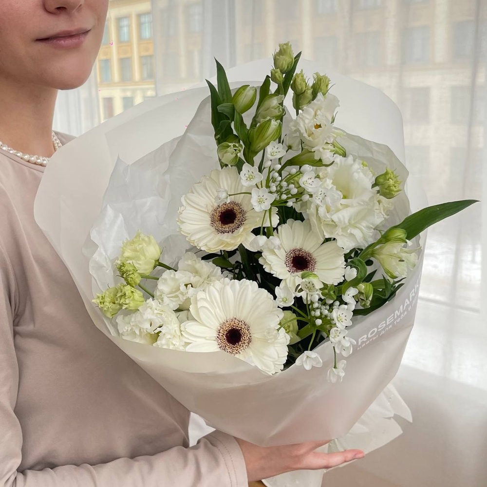 Записки юности: белоснежные гермини, аллиум и лизиантус