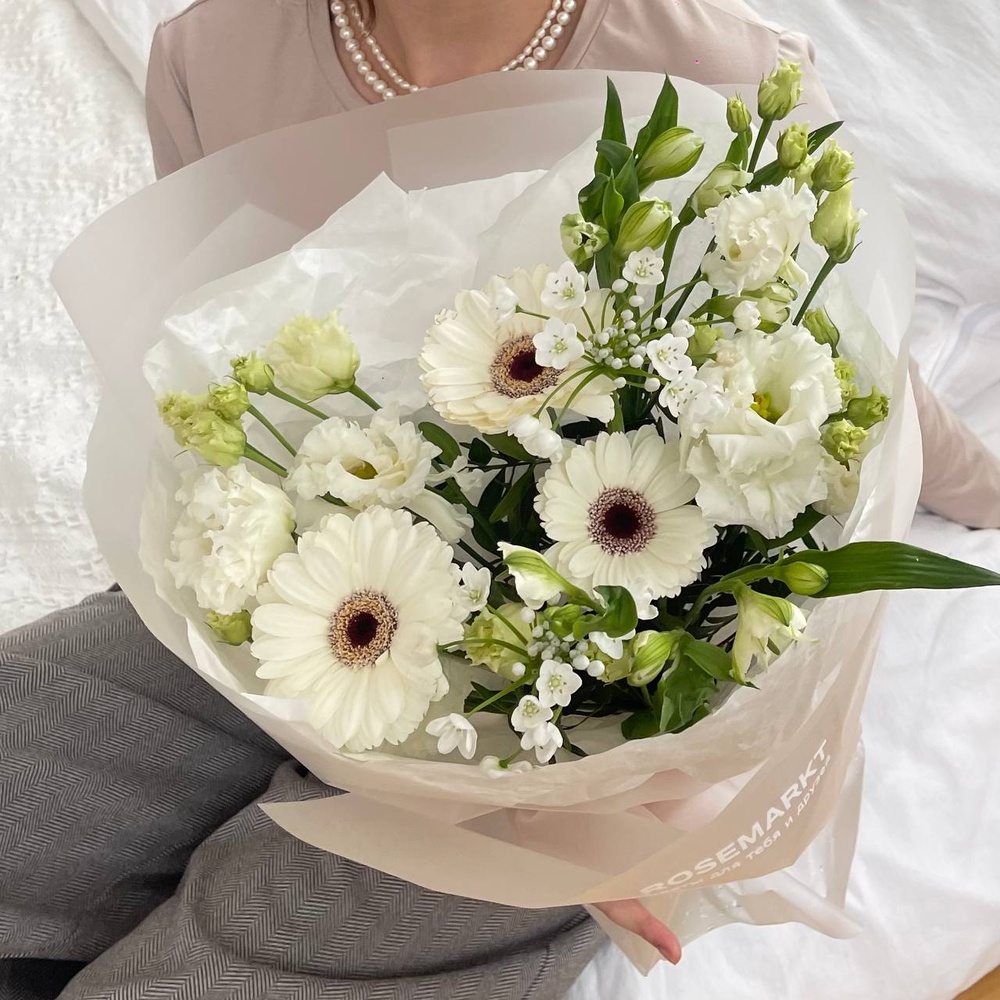 Записки юности: белоснежные гермини, аллиум и лизиантус