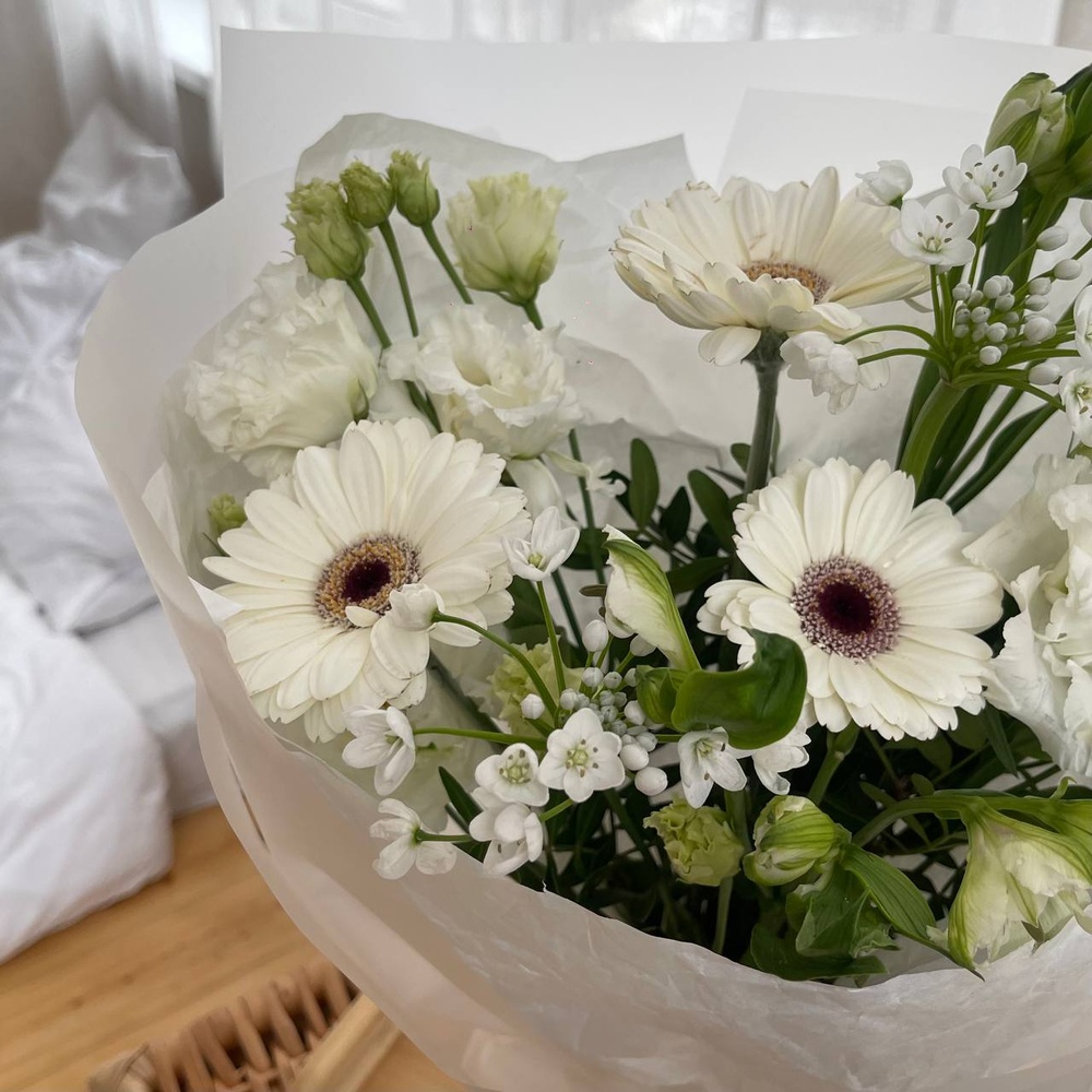 Записки юности: белоснежные гермини, аллиум и лизиантус