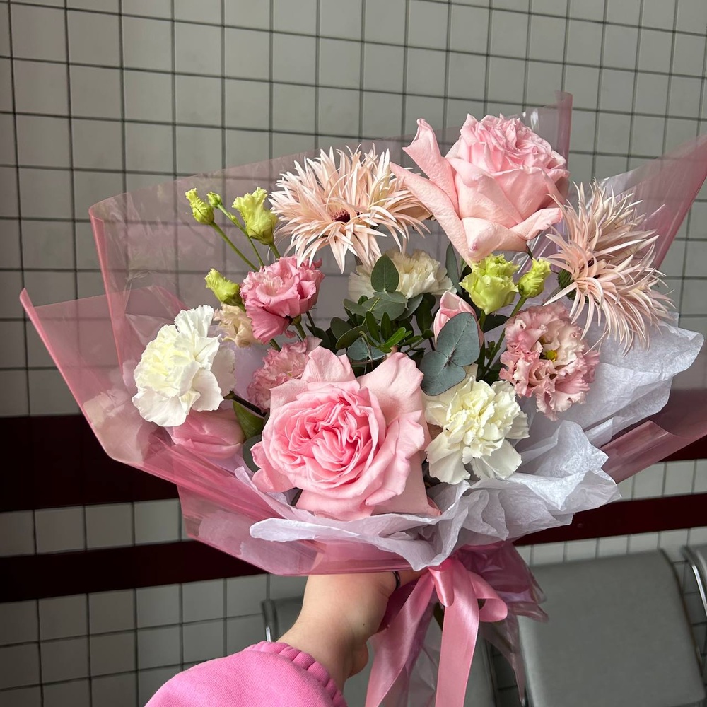 Розовые очки: французская роза, нежный лизиантус и гербера 