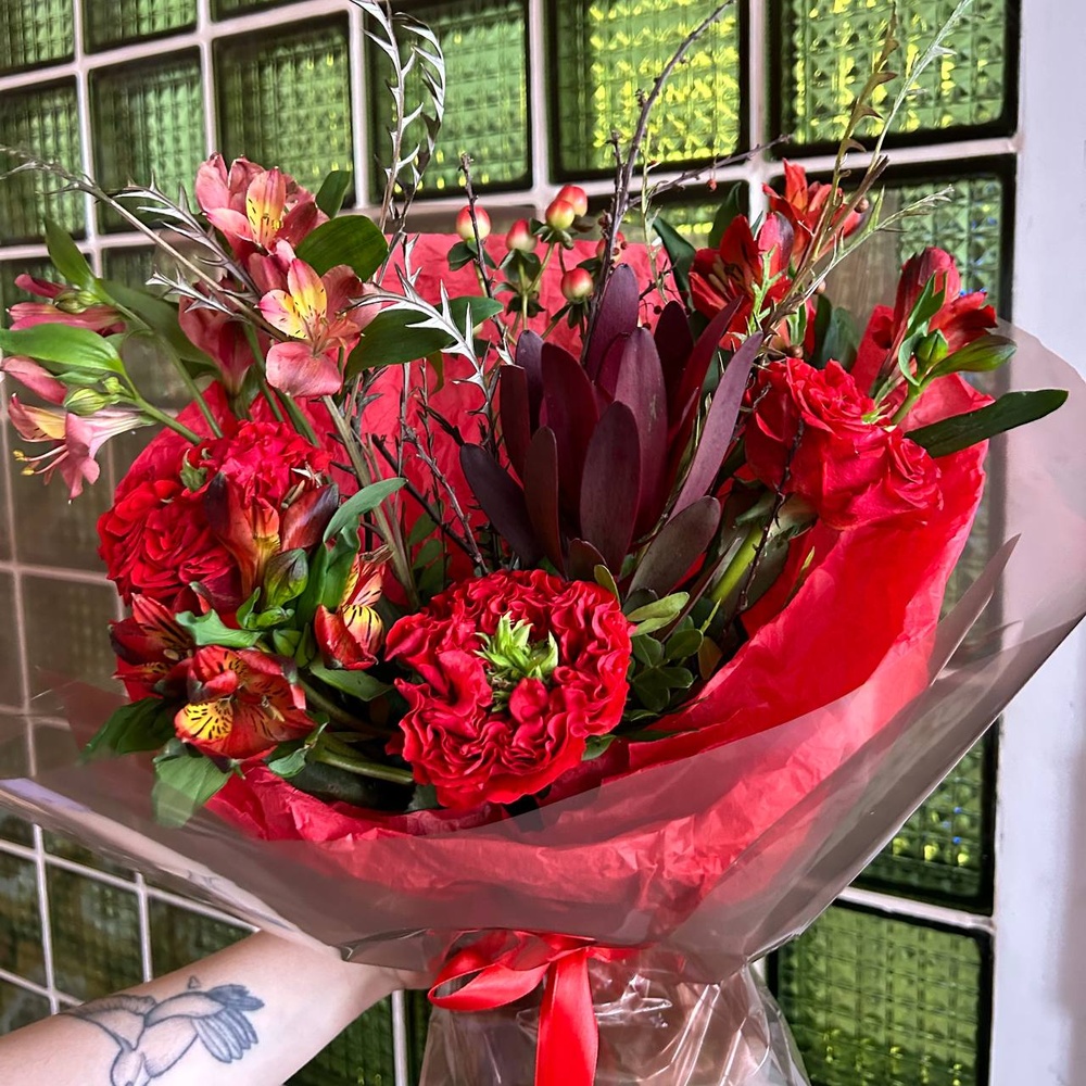 Твое сердце заМерло: стойкие розы Рэд Ай и альстромерия!