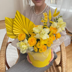 Букет «Чувства лета: лимонные тюльпаны и пальмовые листья» Букет «Чувства лета: лимонные тюльпаны и пальмовые листья»