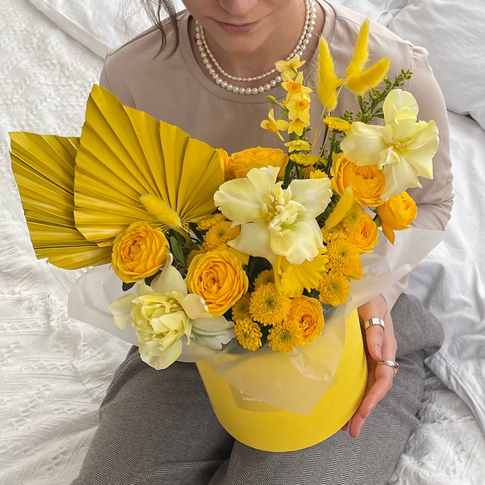 Чувства лета: лимонные тюльпаны и пальмовые листья