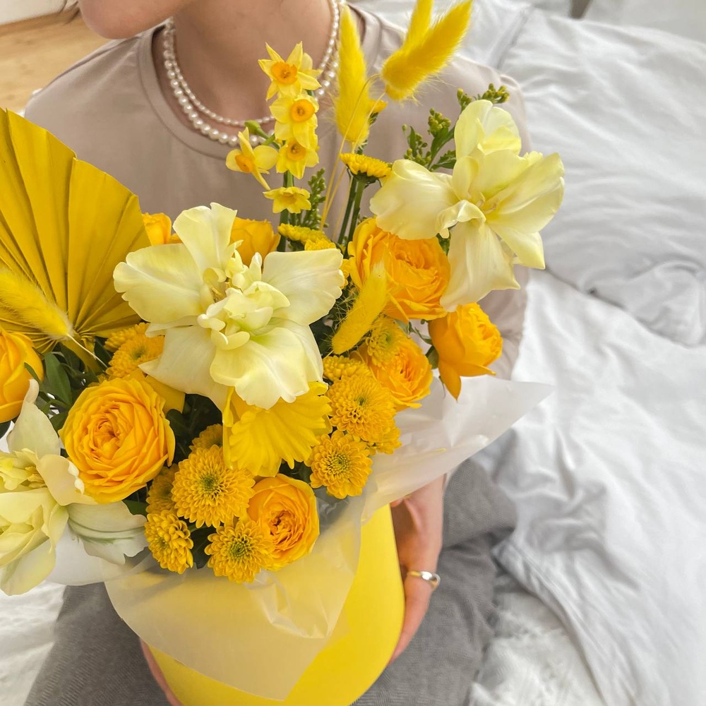 Чувства лета: лимонные тюльпаны и пальмовые листья