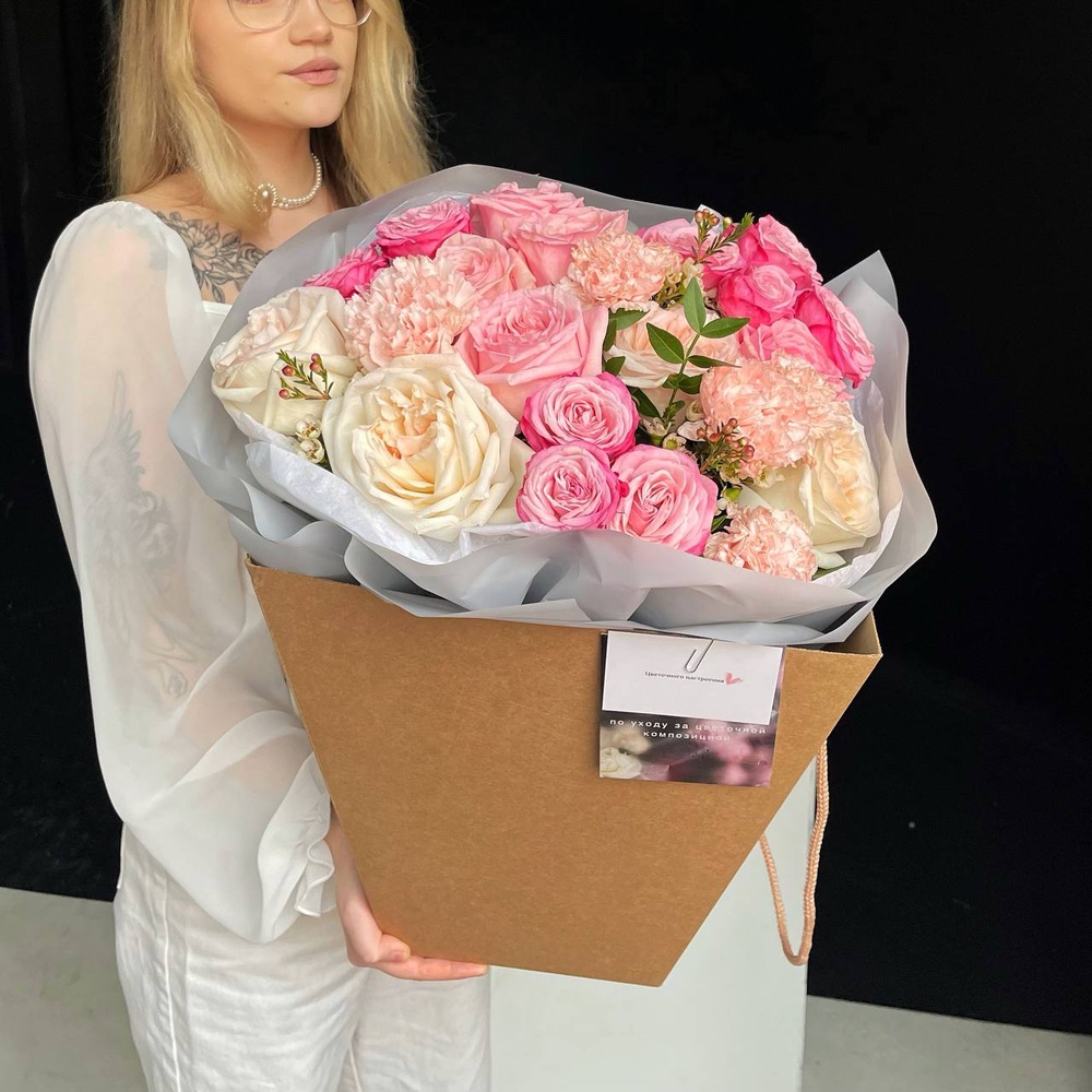 Больше, чем любовь: авторский букет в нежной гамме + аквабокс и коробка-переноска