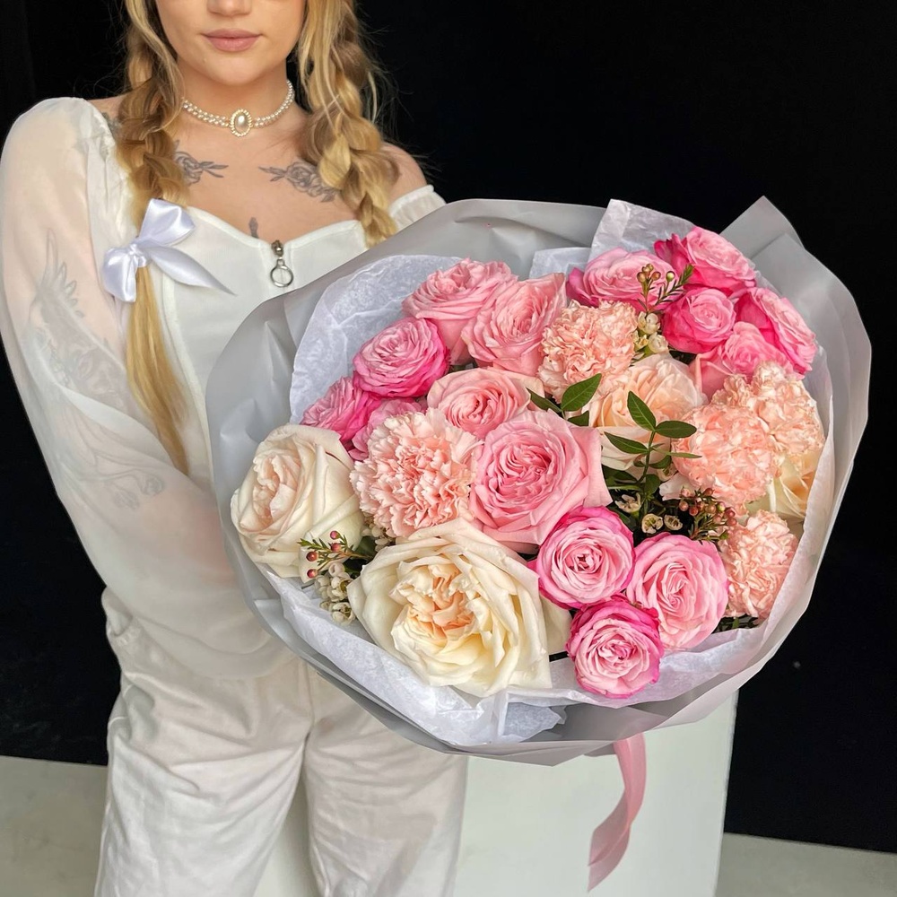 Больше, чем любовь: авторский букет в нежной гамме + аквабокс и коробка-переноска