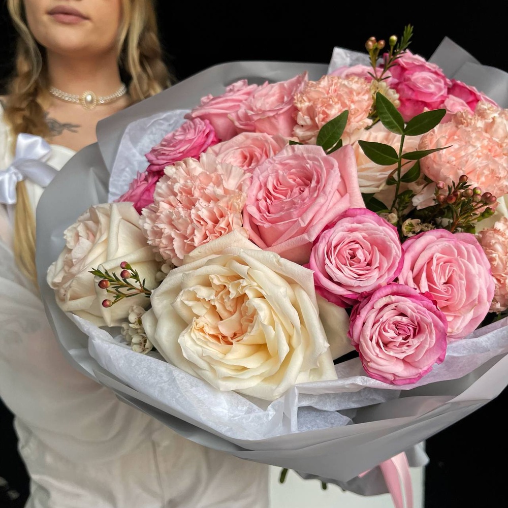 Больше, чем любовь: авторский букет в нежной гамме + аквабокс и коробка-переноска