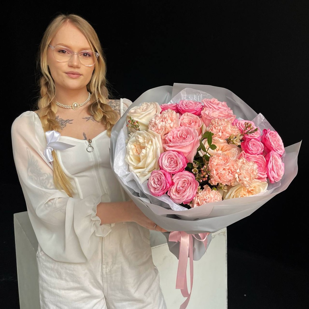 Больше, чем любовь: авторский букет в нежной гамме + аквабокс и коробка-переноска