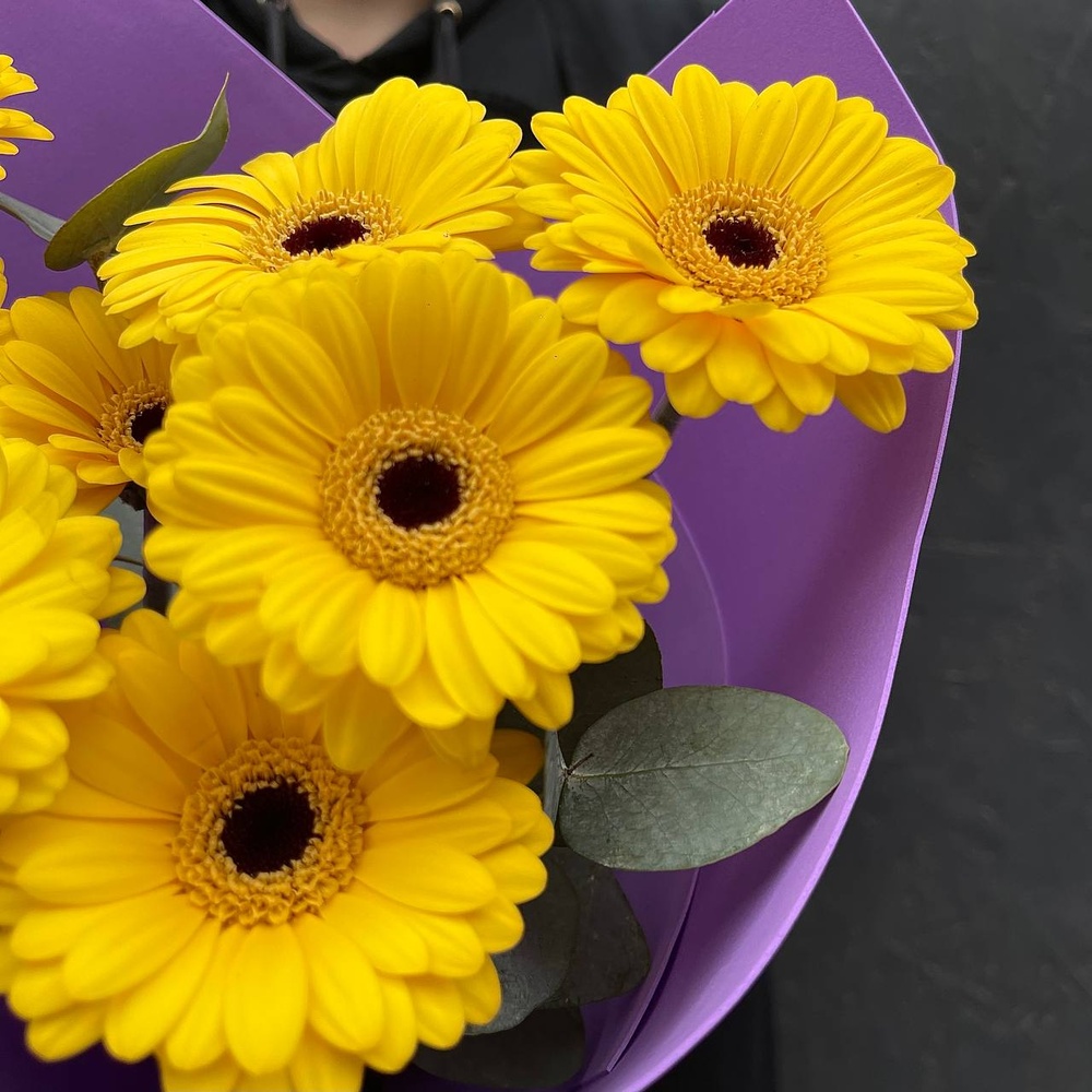 Солнечный луч: цветочный кулек с желтыми гермини