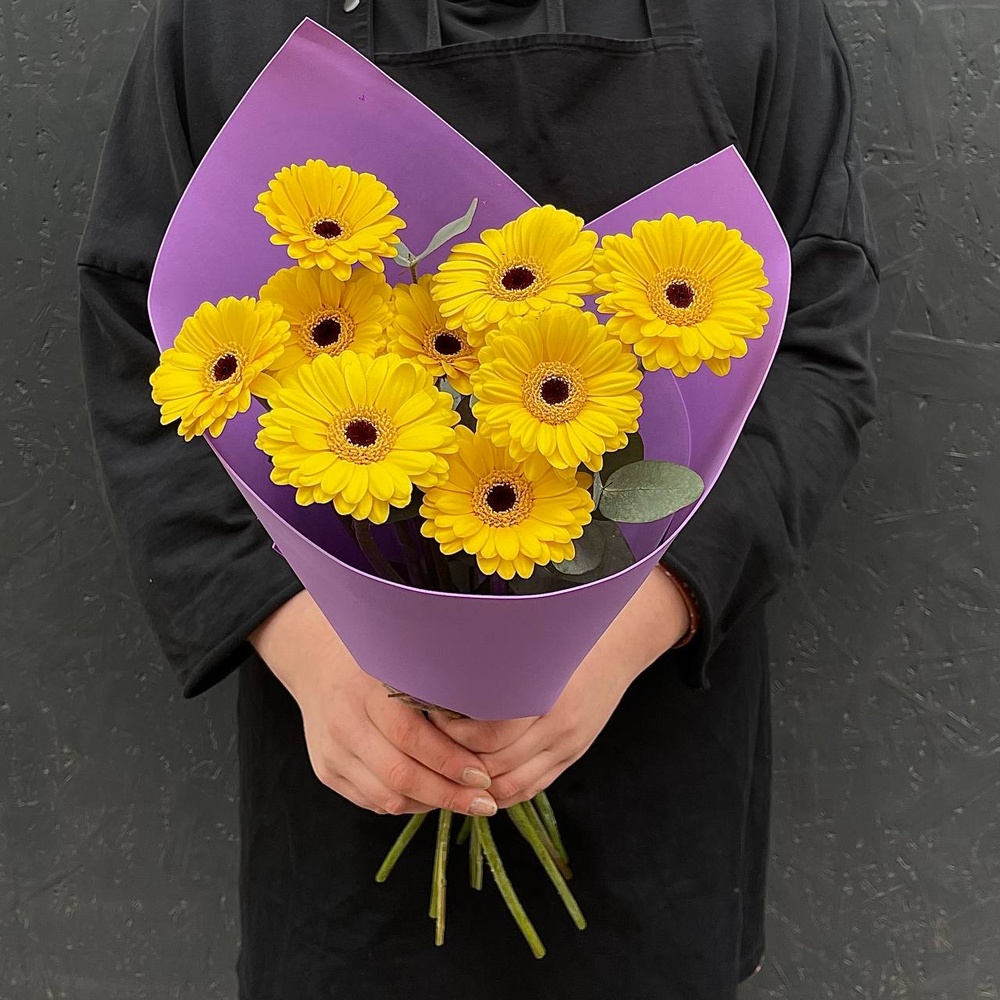 Солнечный луч: цветочный кулек с желтыми гермини в Санкт-Петербурге