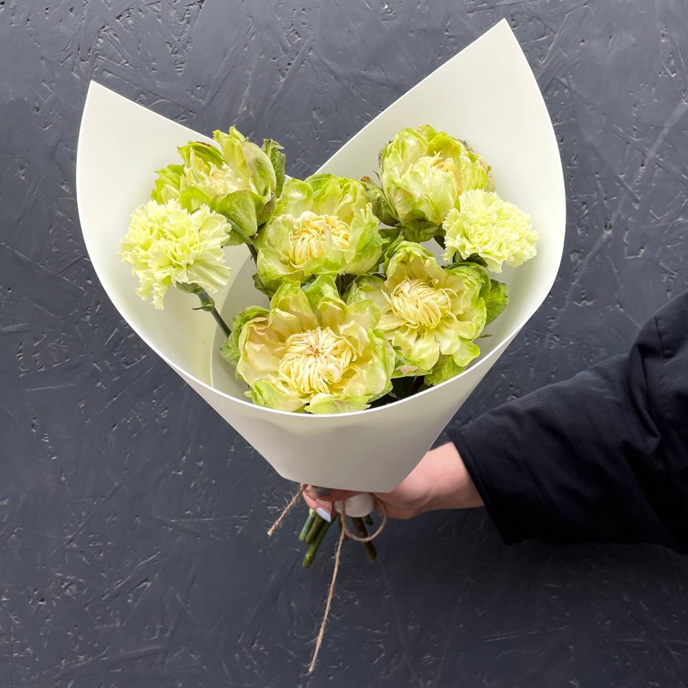 Грэнни Смит: пионовидные розы и диантусы