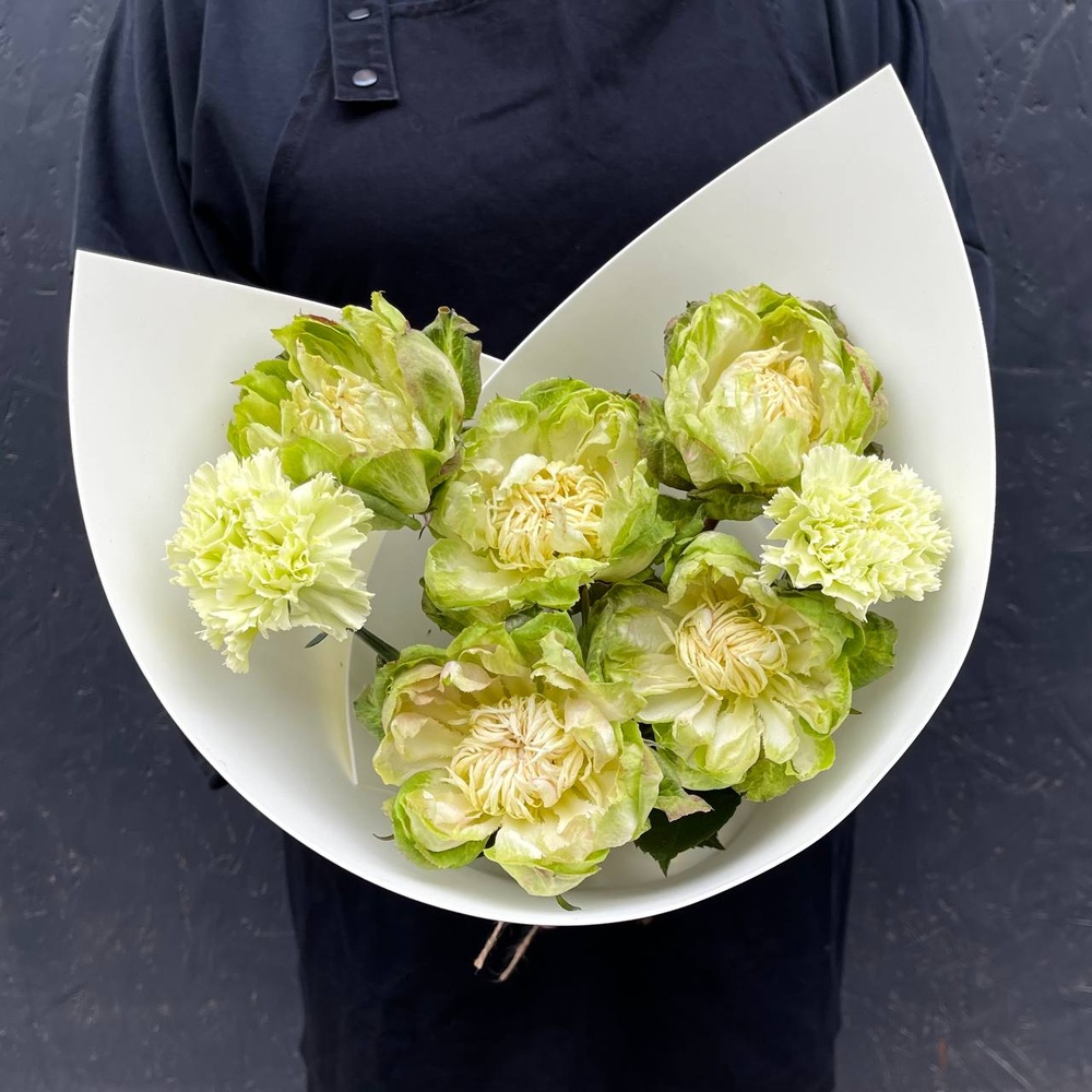 Грэнни Смит: пионовидные розы и диантусы