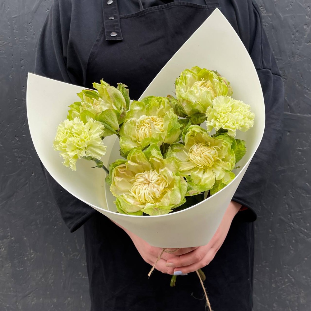 Грэнни Смит: пионовидные розы и диантусы в Санкт-Петербруге