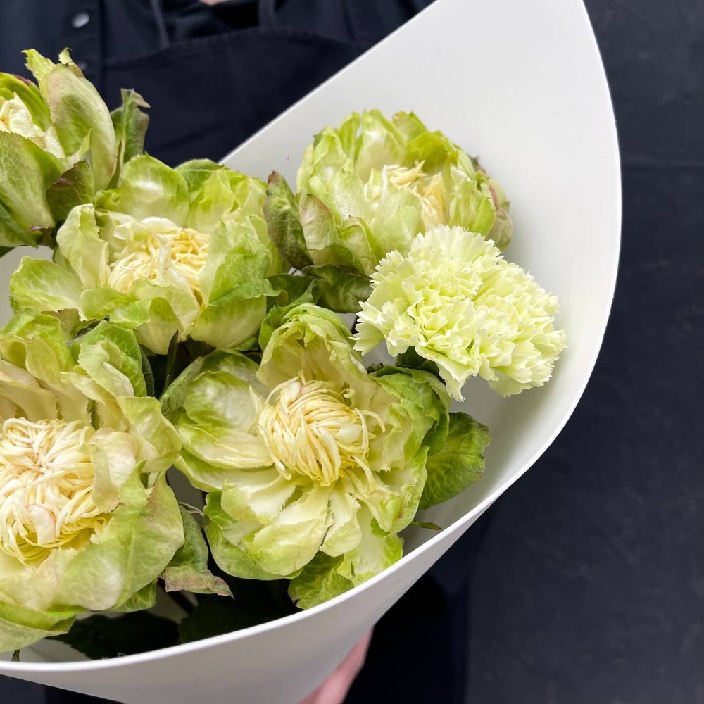 Грэнни Смит: пионовидные розы и диантусы