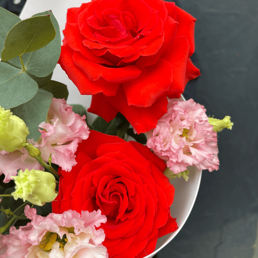 Ред Делишес: французские розы и эустома 