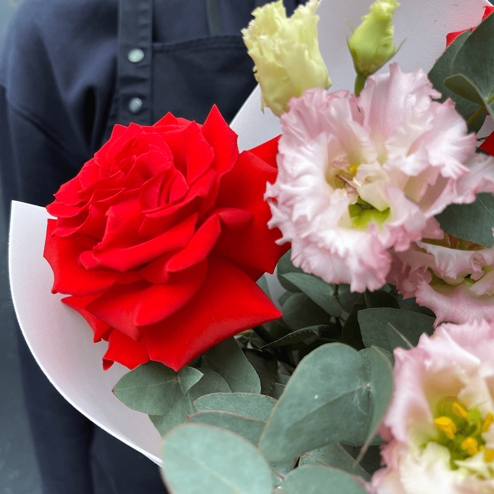 Ред Делишес: французские розы и эустома 