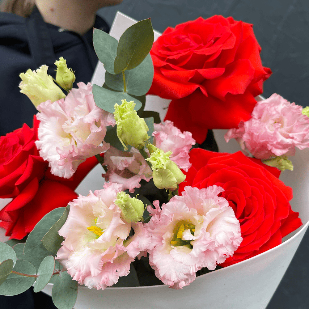 Ред Делишес: французские розы и эустома 