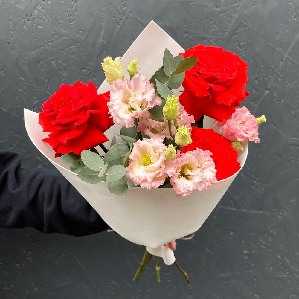 Ред Делишес: французские розы и эустома 