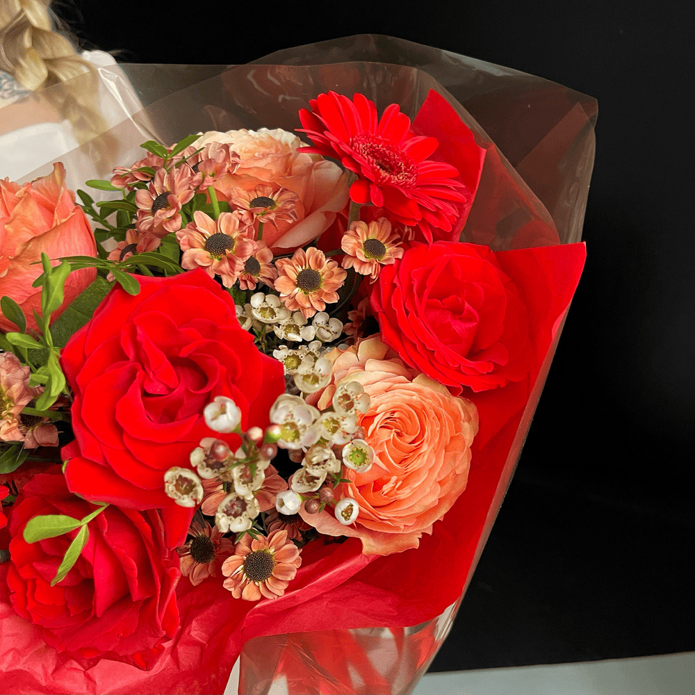 50 первых поцелуев: авторский букет в красной гамме