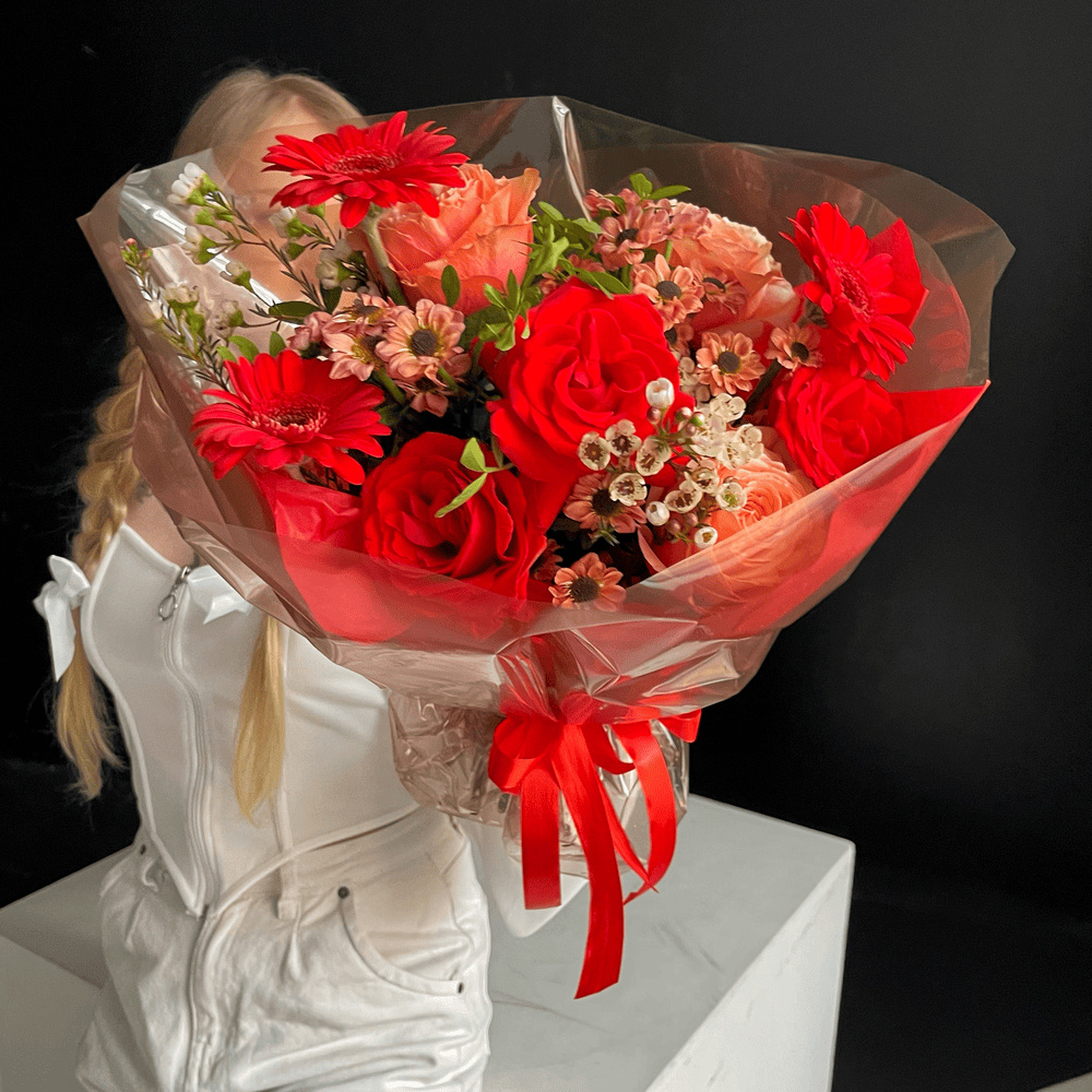 50 первых поцелуев: авторский букет в красной гамме в Санкт-Петербурге