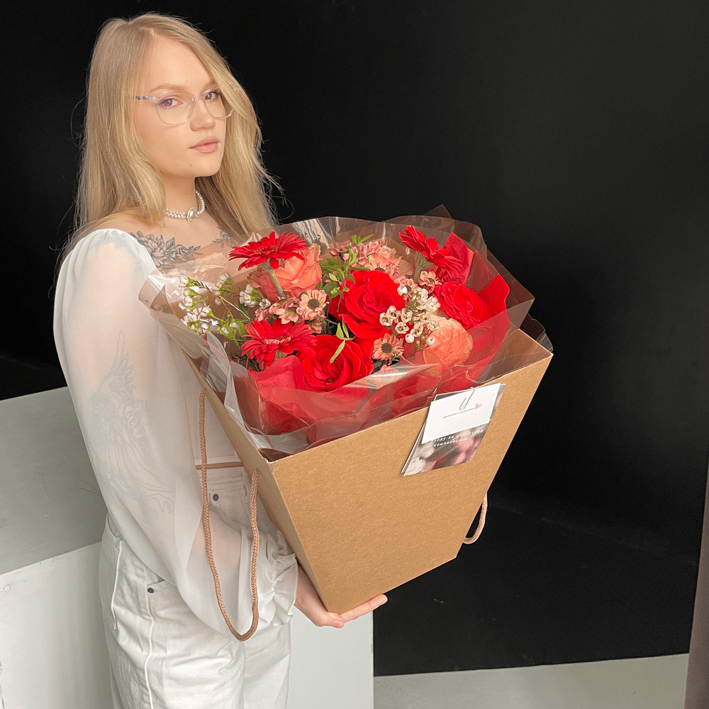 50 первых поцелуев: авторский букет в красной гамме