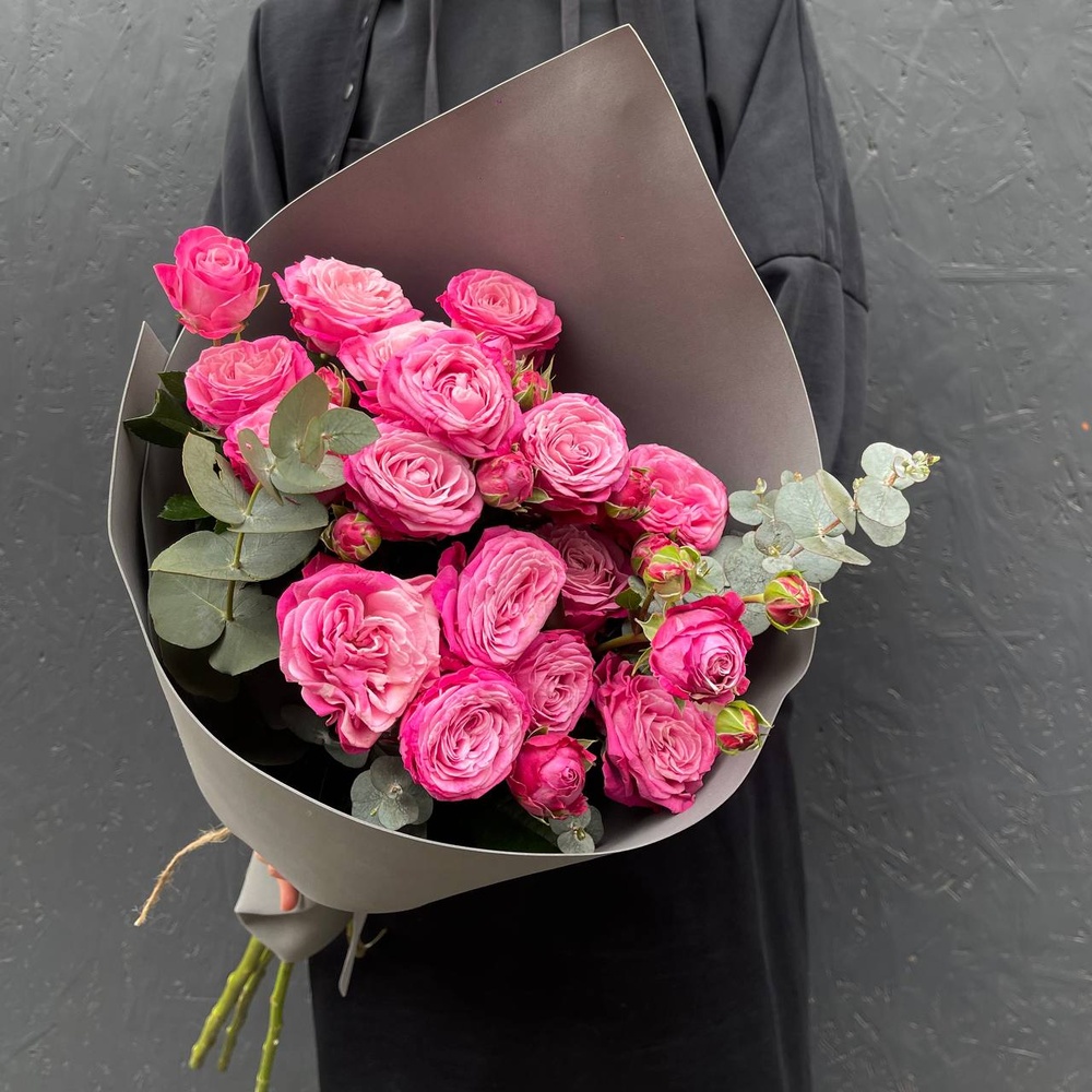 Леди Бомбастик: пионовидные розы с эвкалиптом