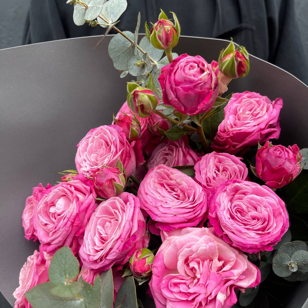 Леди Бомбастик: пионовидные розы с эвкалиптом