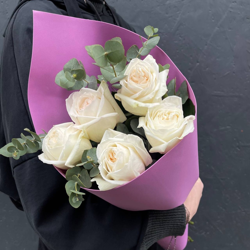 Вайт Роуз: букет-комплимент из очень ароматных роз