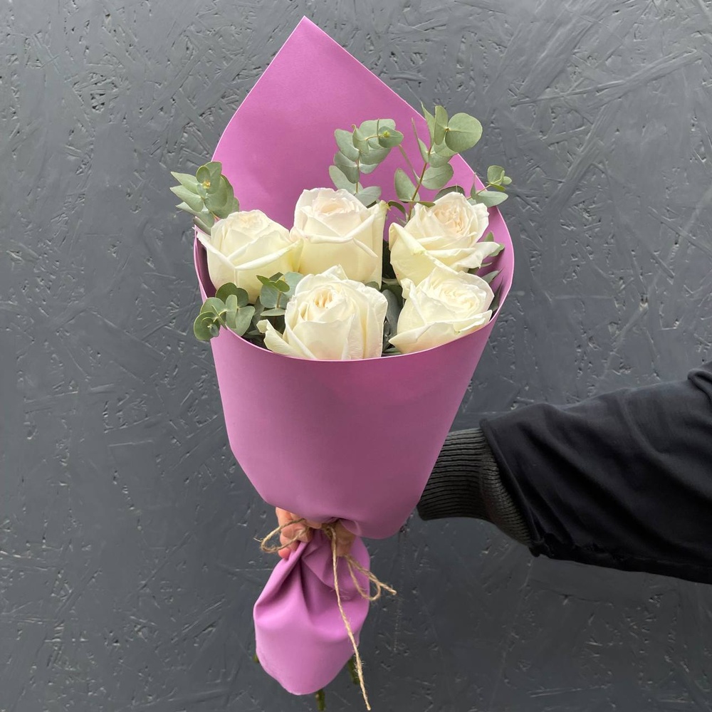 Вайт Роуз: букет-комплимент из очень ароматных роз