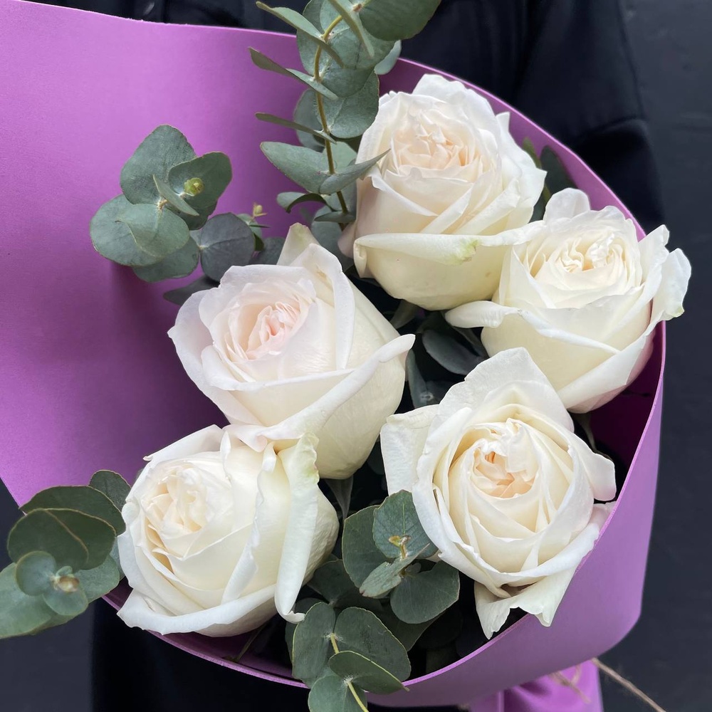 Вайт Роуз: букет-комплимент из очень ароматных роз