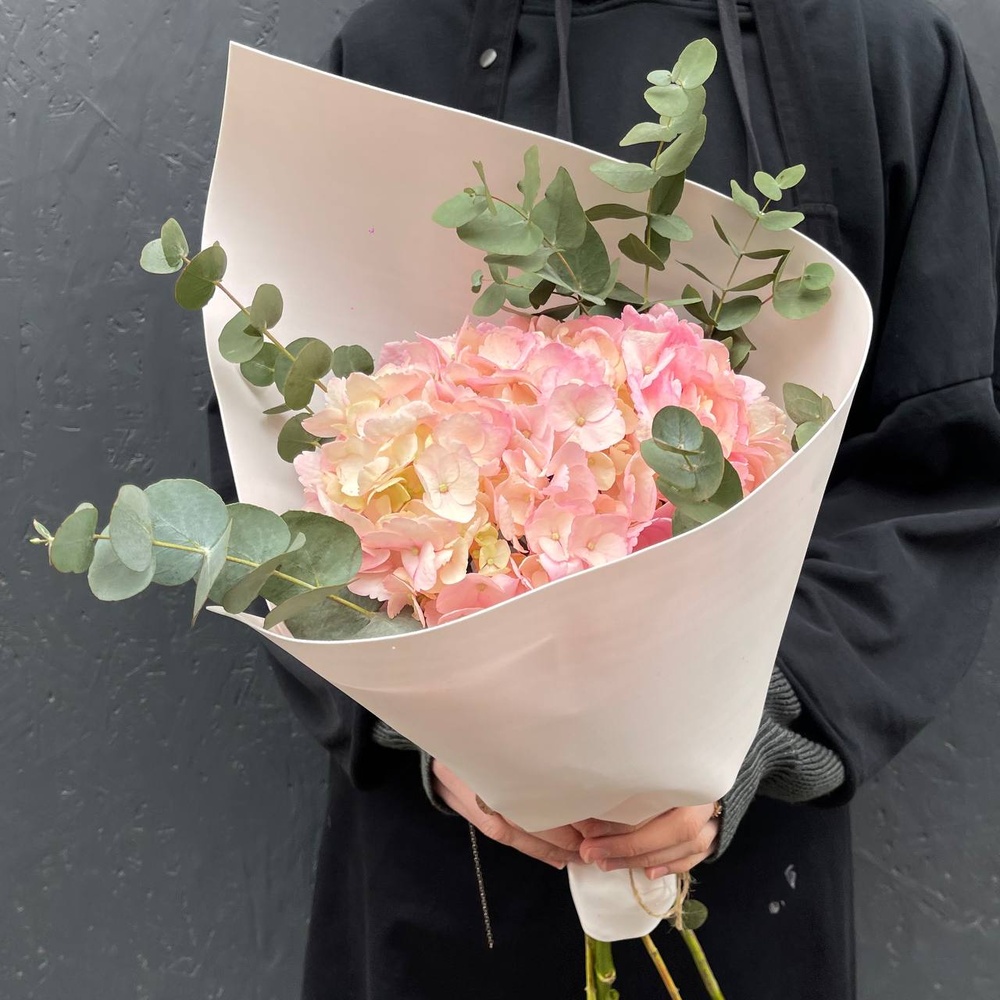 В самое сердце: розовая гортензия и эвкалипт