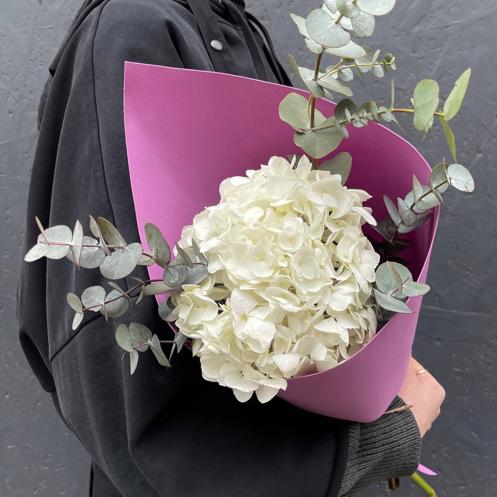 В самое сердце: белая гортензия и эвкалипт