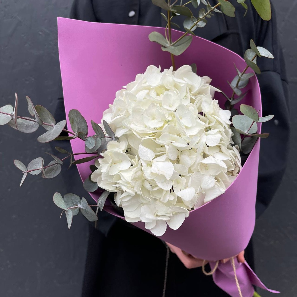 В самое сердце: белая гортензия и эвкалипт в Санкт-Петербурге